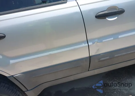 2005 Ford Escape Xlt from USA, damaged, VIN 1FMYU93115KD10570